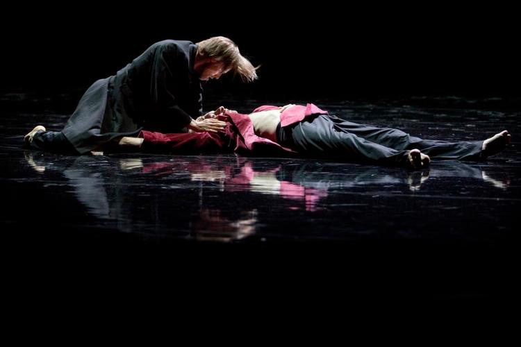 Dybde. Danserne Jonas Svensson og Melker Sörensen giver dybde til det tragiske i duellen, der ender med Lenskijs død. 