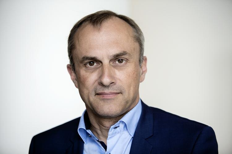 Kroner. »I kroner og øre bruger vi flere penge på en dansk folkeskoleelev i dag, end vi gjorde for tre år siden«, lyder det fra Michael Ziegler, Chefforhandler for Kommunernes Landsforening. 
