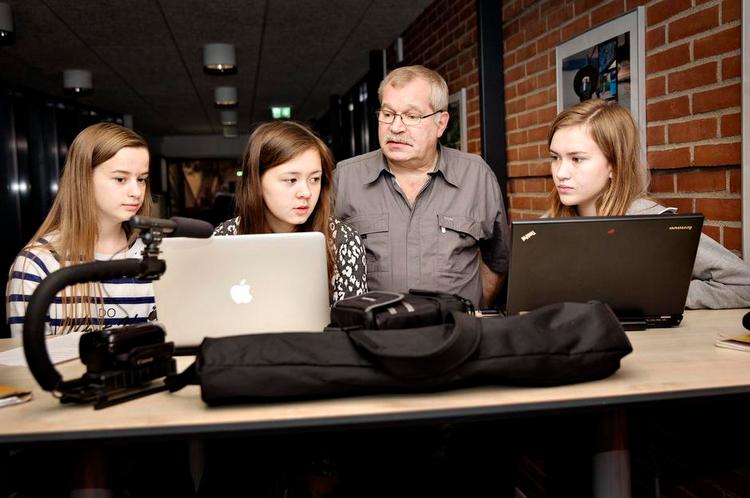 Lærertab. Siden sommer er 6 lærerstillinger blevet nedlagt på Rolf Krake Skolen i HOlstebro. Det betyder mindre tid til den enkelte elev og går ud over lærernes forberedelsestid, siger lærer og tillidsrepræsentant Gunnar H. Pedersen, som her hjælper Sofie, Kamilla og Line fra 8. c med deres projektopgave. 