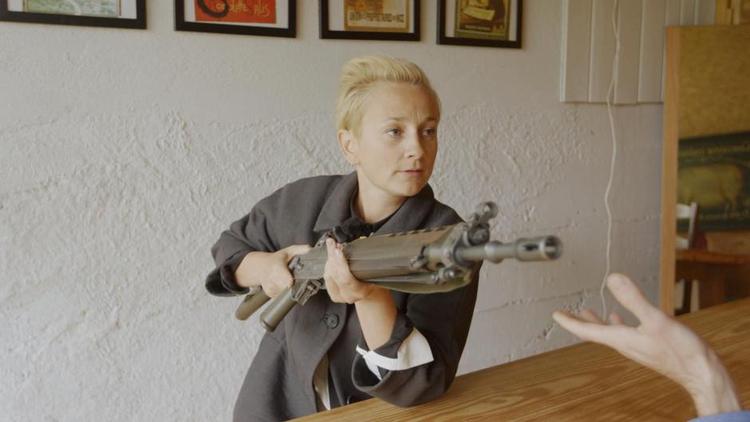 Bevæbnet. Ane Cortzen, der selv har boet i Schweiz, med et af de våben, som findes i over to millioner schweiziske hjem. 