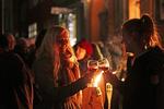 Vinfest. Der skåles til sidste års Beaujolais Nouveau-fejring. 