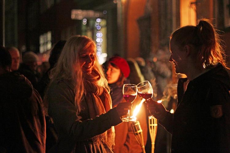 Vinfest. Der skåles til sidste års Beaujolais Nouveau-fejring. 