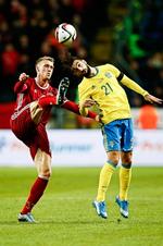 Fit. Selv om det var en hård kamp i Stockholm, forsikrer den svenske kantspiller Jimmy Durmaz – her i duel med Nicolai Jørgensen i det første opgør – at han og de andre svenskere er friske til aftenens dyst i Parken. Foto: Gregers Tycho/Polfoto 