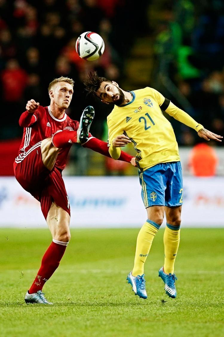 Fit. Selv om det var en hård kamp i Stockholm, forsikrer den svenske kantspiller Jimmy Durmaz – her i duel med Nicolai Jørgensen i det første opgør – at han og de andre svenskere er friske til aftenens dyst i Parken. Foto: Gregers Tycho/Polfoto 