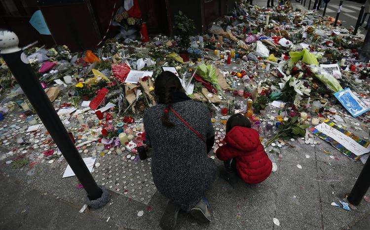 Terror. Sørgende foran restauranten Le Carillon, der var et af de steder, der blev ramt i fredagens terrorangreb. 