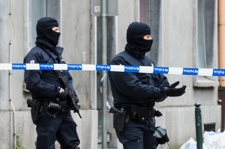 Terror. Bevæbnede betjente i Bruxelles i går, da man flere steder i byen gennemførte en større politiaktion. 