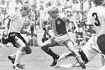Slutrunde. Morten Olsen var med på holdet, da Danmark for første gang deltog ved verdensmesterskabet i fodbold i 1986. Her ses han i en duel med vesttyske Rudi Völler i den sidste puljekamp, som Danmark vandt 2-0. 