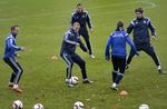 dumpet. Thomas Kahlenberg (midt) og Viktor Fischer (med ryggen til) under træningen forud for lørdagens kamp i Stockholm. 