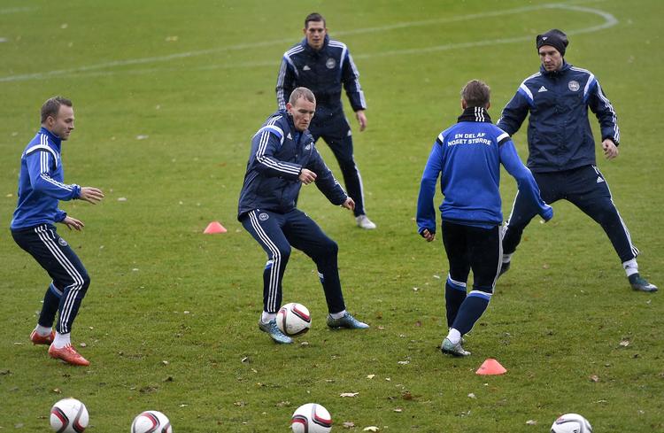dumpet. Thomas Kahlenberg (midt) og Viktor Fischer (med ryggen til) under træningen forud for lørdagens kamp i Stockholm. 