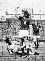 2-1. Årets bedste i Europa, Allan Simonsen,  scorede et af målene i kampen mod Sverige i 1977. 