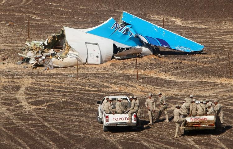 Flystyrt. Resterne af vraget efter at et russisk fly styrtede ned på den egyptiske Sinai-halvø. Russiske efterforskere siger, at man nu har fundet tegn på, at en anbragt bombe lå bag ulykken. 