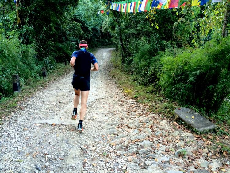Op. Vi er helt alene på bjerget. Det er tidlig morgen, og solen er endnu ikke kravlet op over bjergtoppene i Nepal, så det er køligt. 