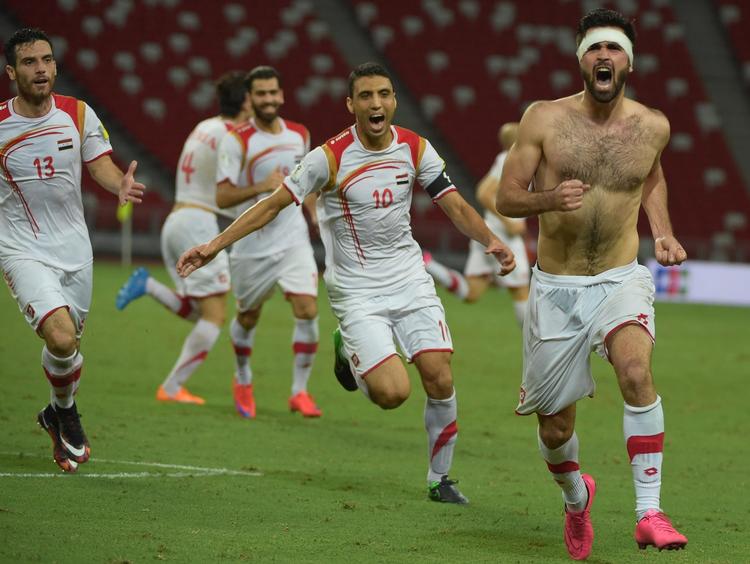 UDESEJR. Krigshærgede Syrien ser ud til at gå videre i den asiatiske VM-kvalifikation efter dagens 2-0-sejr ude over Singapore, hvor Omar Khribin (til højre) scorede det andet mål. 