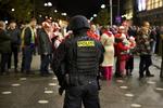 På vagt. Betjente i tungt udstyr patruljerer rundt om Parken før Danmarks landskamp mod Sverige. Foto: Finn Frandsen 