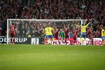 0-1. Efter et hjørnespark sender Zlatan Ibrahimovic Sverige foran. 
