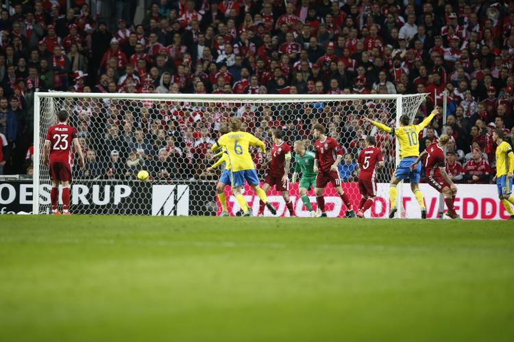 0-1. Efter et hjørnespark sender Zlatan Ibrahimovic Sverige foran. 
