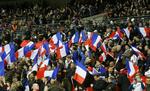 Hyldest. Under afspilningen af den franske nationalsang 'Marseillaise' sang tusindvis af engelske fans med, da teksten til den franske nationalsang blev vist på storskærme på Wembley. 