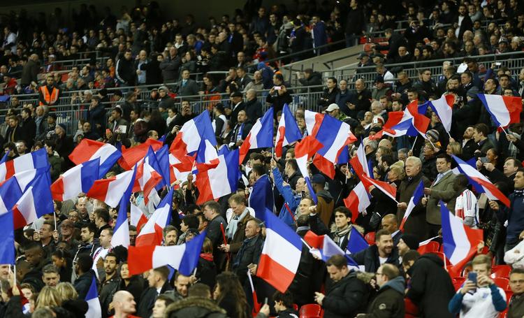 Hyldest. Under afspilningen af den franske nationalsang 'Marseillaise' sang tusindvis af engelske fans med, da teksten til den franske nationalsang blev vist på storskærme på Wembley. 