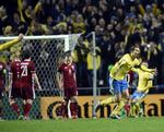 0-2. Fra sin plads i muren var Lars Jacobsen godt klar over, at landsholdskarrieren var forbi, da Zlatan Ibrahimovic krøllede kuglen i kassen til den svenske 2-0-føring. 