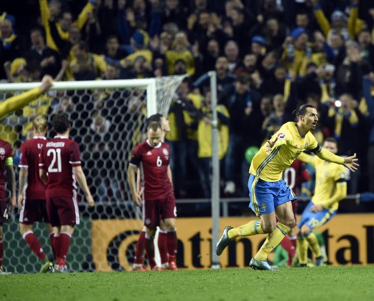 0-2. Fra sin plads i muren var Lars Jacobsen godt klar over, at landsholdskarrieren var forbi, da Zlatan Ibrahimovic krøllede kuglen i kassen til den svenske 2-0-føring. 