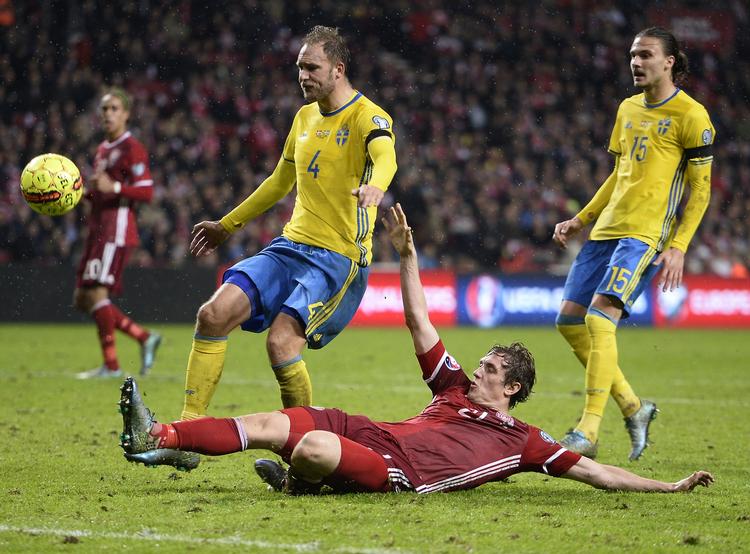 Skuffelse. Morten Duncan Rasmussen kæmper med svensken. Men forgæves. Danmark kommer ikke til EM. 