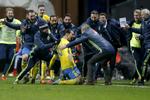 FORSKELLEN. Tre af Sveriges fire mål i playoffkampene mod Danmark blev scoret af Zlatan Ibrahimov; på et straffespark, efter et hjørnespark og på et frispark. 