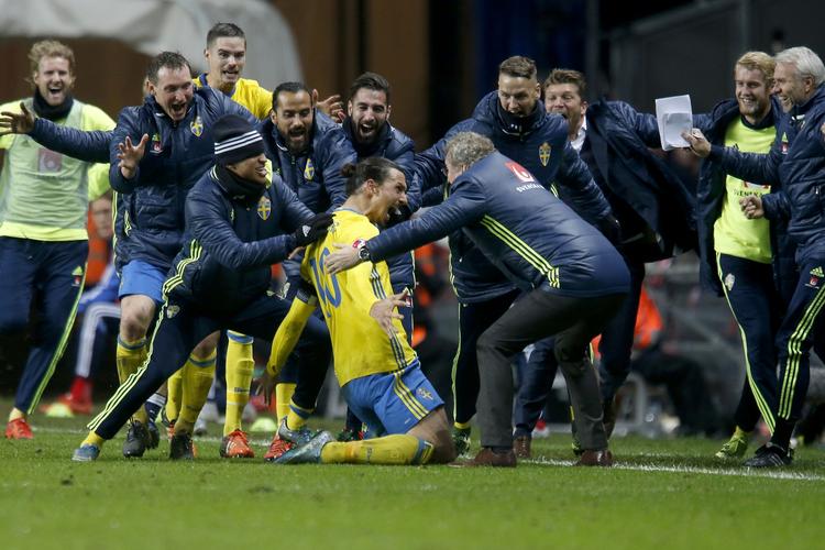FORSKELLEN. Tre af Sveriges fire mål i playoffkampene mod Danmark blev scoret af Zlatan Ibrahimov; på et straffespark, efter et hjørnespark og på et frispark. 