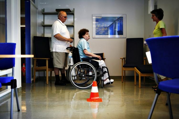 Når man har svært ved at få luft, som KOL-patienter har, kan det være en lettelse at slippe for besøget på sygehuset, viser et fire-årigt forsøg. 