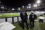 Sikkerhed. Tyske politifolk på det tomme stadion i Hannover, der i aftes blev evakueret kort før en venskabskamp mellem Tyskland og Holland. 