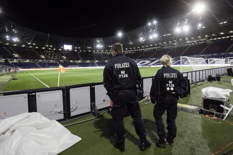 Sikkerhed. Tyske politifolk på det tomme stadion i Hannover, der i aftes blev evakueret kort før en venskabskamp mellem Tyskland og Holland. 