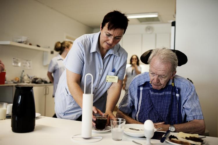 Uoverskueligt. For ansatte i hjemmeplejen og plejehjem i Københavns Kommune har lønsedler og -udbetaling været plaget af fejl i over et halvt år. 