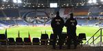 Evakuering. Halvanden time før kick off på HDI Arena i den tyske storby, kørte politiet højtalervogne frem mod stadion og bad alle de tilskuere, som allerede var gået ind og de, som ventede udenfor, om at forlade området af sikkerhedsgrunde. 