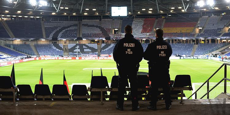 Evakuering. Halvanden time før kick off på HDI Arena i den tyske storby, kørte politiet højtalervogne frem mod stadion og bad alle de tilskuere, som allerede var gået ind og de, som ventede udenfor, om at forlade området af sikkerhedsgrunde. 