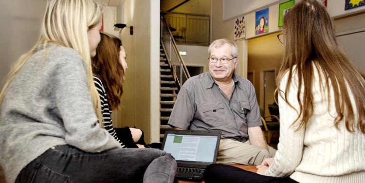 Lærertab. Siden sommer er 6 lærerstillinger blevet nedlagt på Rolf Krake Skolen i Holstebro. Det betyder mindre tid til den enkelte elev og går ud over lærernes forberedelsestid, siger lærer og tillidsrepræsentant Gunnar H. Pedersen, som her hjælper Cecilie, Julie og Nadia fra 8.C. med deres projektopgave om stofmisbrug 