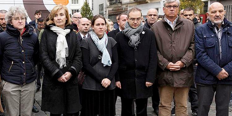 Respekt. Som alle andre steder i Belgien var der et minuts stilhed til minde om ofrene i Paris i Molenbeek i dag. Borgmester Françoise Schepmans er nummer to fra venstre. 
