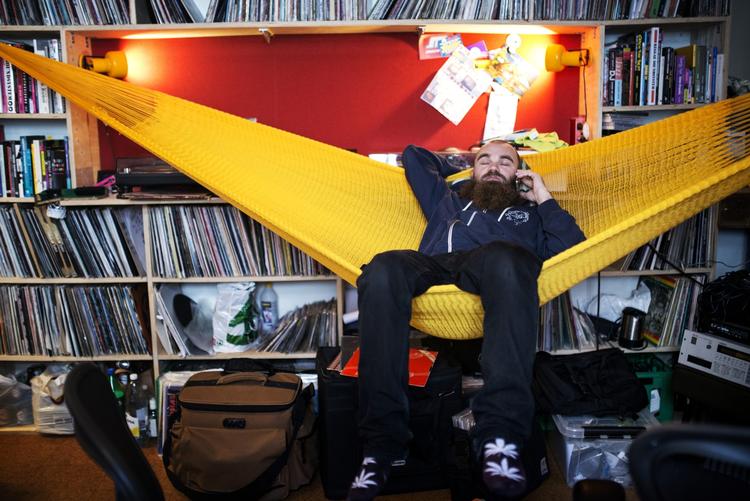 Chill. Rasmus Poulsen tager sig god tid til at lave sine plader. Han udgiver dem selv, så ingen kan hundse med ham. 