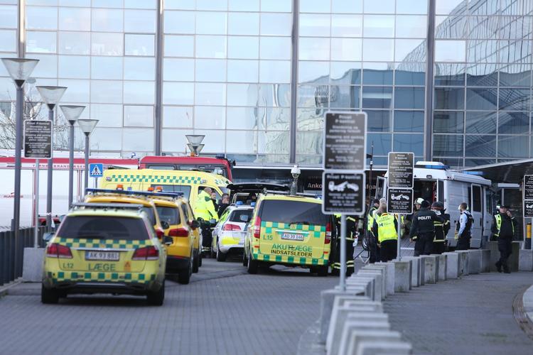 Evakuering. Massivt opbud af ambulancer og politi foran Terminal 3 i Københavns Lufthavn Kastrup. 
