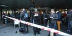 Evakuering. Både betjente og sikkerhedspersonale fra lufthavnen hjælper til under rømningen af Københavns Lufthavns Terminal 3. 