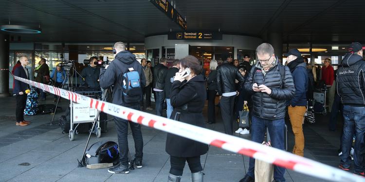 Evakuering. Både betjente og sikkerhedspersonale fra lufthavnen hjælper til under rømningen af Københavns Lufthavns Terminal 3. 