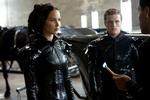 Heltefølelser. Var det mon Katniss fra Hunger Games, der sagde: »Jeg stirrer på mig selv i spejlet, mens jeg prøver at genkalde mig, hvem jeg er og hvem jeg ikke er«? 