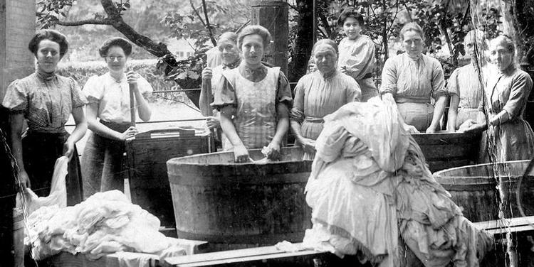 Storvask. Vaskekoner rubber neglene på det nordfynske gods Egebjerggård omkring år 1900. 15 år senere fik tjenestefolk af begge køn valgret. 