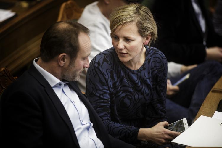 EKSPRESLOV. Ida Auken (th) har i dag været ude og protestere over regeringens nye forslag til en flygtningelov. Hun mener, at den bliver unødigt hastet igennem. 