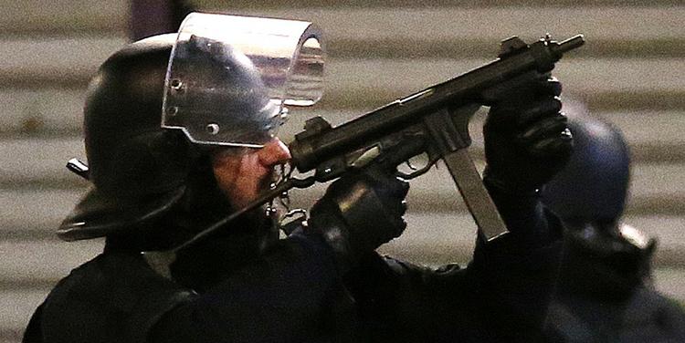 KAMPBEREDTE. Franske betjente under aktionen mod den formodede terrorcelle i Saint Denis. 
