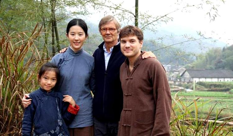 Bille August har netop færdiggjort den kinesiske film 'The Chinese Widow'. Og nu har filminstituttet lavet en filmaftale med Kina, hvor flere danske produktionsselskaber allerede er i gang.