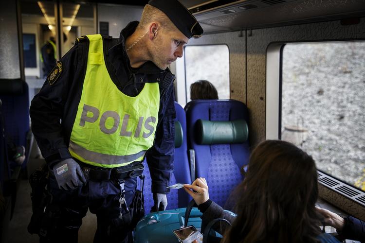 PASSAGERTJEK. Svenskerne har indført grænsekontrol for at få styr på tilstrømningen af flygtninge. Tilrejsende, der får asyl, har dog fortsat adgang til landet. Det har dermed ikke mindsket presset på asylsystemet. 