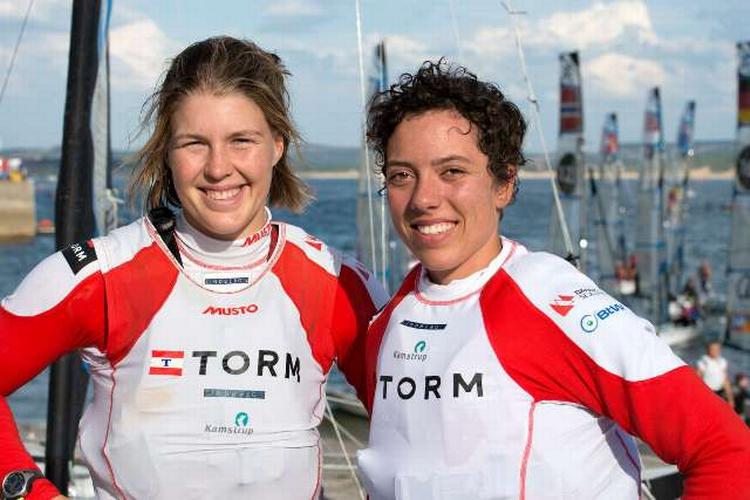 PRIKKER. Det hedder en prik, når man vinder en sejlads i sejlsport, og dem har Marie Thusgaard (tv.) og Ida Marie Baad  (th.) lavet seks af ved det igangværende VM. 