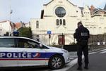 BESKYTTELSE. Fransk politi må ofte rykke ud for at bevogte jødiske institutioner som her, hvor en synagoge i Biarritz beskyttes. 