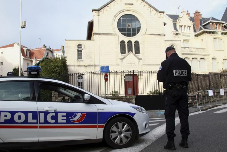 BESKYTTELSE. Fransk politi må ofte rykke ud for at bevogte jødiske institutioner som her, hvor en synagoge i Biarritz beskyttes. 