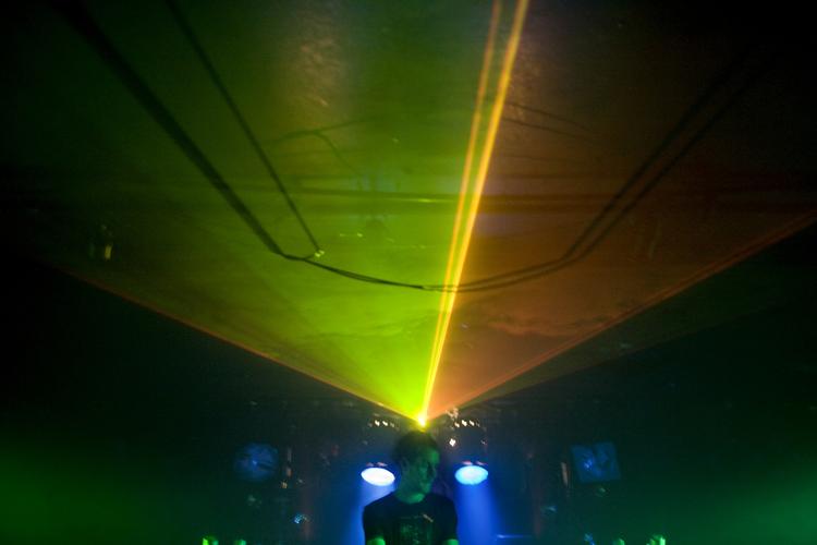 Stengade. Klub Ana forener lokale musikere med det engelske hovednavn, Rhythmic Theory, som vil spille sit første dj-set på dansk jord. 