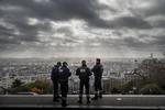 TERRORBEREDSKAB. Franske betjente ved Sacre Coeur-kirken på Montmartre i Paris. 